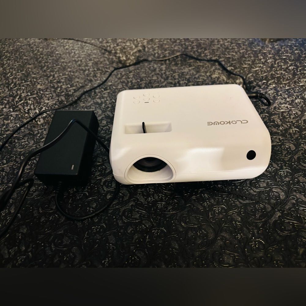 CLOKOWE Portable Movie Mini Projector MSRP $75 Tested in Working Order